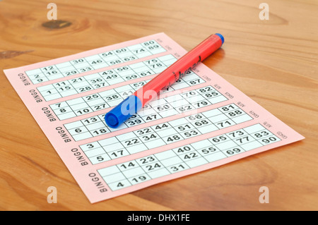 Carte de bingo et un stylo sur une table Banque D'Images