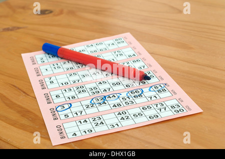 Carte de bingo et un stylo sur une table Banque D'Images