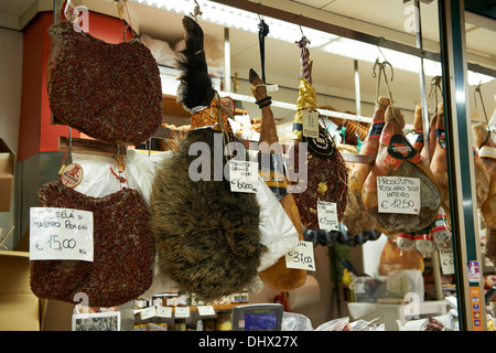 Boutique Delicatesen vendant du fromage et des pattes entières de sanglier dans le Mercato Florence Toscane Italie Banque D'Images