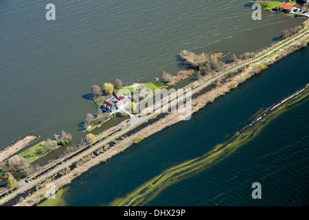 Reeuwijk Pays-bas, près de Gouda, maisons sur de petits morceaux de terre dans les lacs appelé Reeuwijkse Plassen. Aerial Banque D'Images