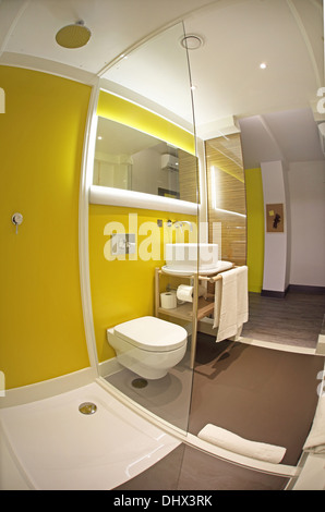 Un module de salle de bains moderne dans un hôtel moderne et branché, situé dans le centre de Londres Banque D'Images