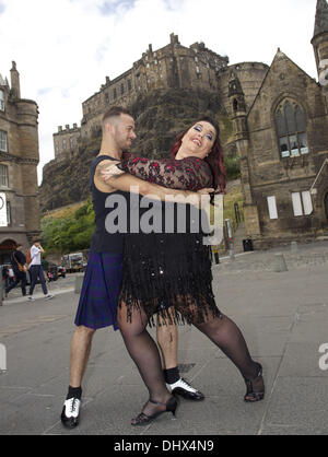 Craig Revel Horwood est strictement confidentielle vient à Édimbourg pour spectacles au théâtre Festival du 16 au 18 juillet, avant de déménager à Aberdeen et Glasgow. Stars de la série étaient à la Grassmarket Édimbourg en portant le kilt pour promouvoir le spectacle mettant en vedette : Artem Chgvintsev,Lisa Riley Où : Édimbourg, Écosse, Royaume-Uni Quand : 16 Juil 2012 Credit : Mark Davison/WENN.com Banque D'Images