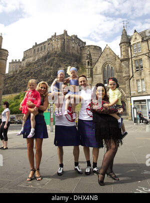 Craig Revel Horwood est strictement confidentielle vient à Édimbourg pour spectacles au théâtre Festival du 16 au 18 juillet, avant de déménager à Aberdeen et Glasgow. Stars de la série étaient à la Grassmarket Édimbourg en portant le kilt pour promouvoir le spectacle mettant en vedette : Artem Chgvintsev,Lisa Riley,Natalie Lowe,Ian Waite,Michelle Mackay,Siara Colrane Où : Édimbourg, Écosse, Royaume-Uni lorsque : Banque D'Images