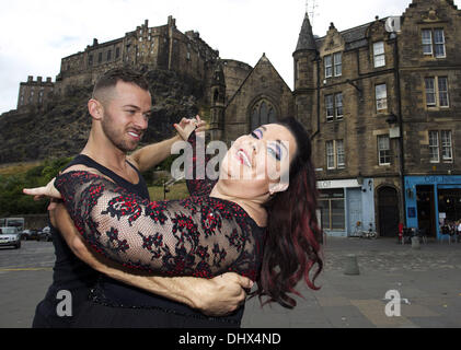 Craig Revel Horwood est strictement confidentielle vient à Édimbourg pour spectacles au théâtre Festival du 16 au 18 juillet, avant de déménager à Aberdeen et Glasgow. Stars de la série étaient à la Grassmarket Édimbourg en portant le kilt pour promouvoir le spectacle mettant en vedette : Artem Chgvintsev,Lisa Riley Où : Édimbourg, Écosse, Royaume-Uni Quand : 16 Juil 2012 Credit : Mark Davison/WENN.com Banque D'Images