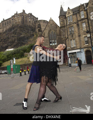 Craig Revel Horwood est strictement confidentielle vient à Édimbourg pour spectacles au théâtre Festival du 16 au 18 juillet, avant de déménager à Aberdeen et Glasgow. Stars de la série étaient à la Grassmarket Édimbourg en portant le kilt pour promouvoir le spectacle mettant en vedette : Artem Chgvintsev,Lisa Riley Où : Édimbourg, Écosse, Royaume-Uni Quand : 16 Juil 2012 Credit : Mark Davison/WENN.com Banque D'Images