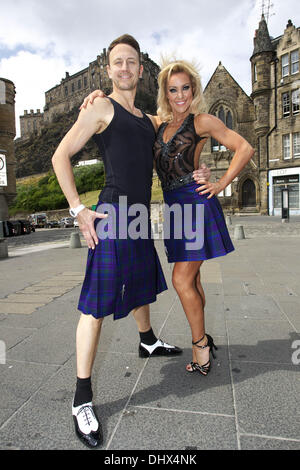 Craig Revel Horwood est strictement confidentielle vient à Édimbourg pour spectacles au théâtre Festival du 16 au 18 juillet, avant de déménager à Aberdeen et Glasgow. Stars de la série étaient à la Grassmarket Édimbourg en portant le kilt pour promouvoir le spectacle mettant en vedette : Natalie Lowe,Ian Waite Où : Édimbourg, Écosse, Royaume-Uni Quand : 16 Juil 2012 Credit : Mark Davison/WENN.com Banque D'Images