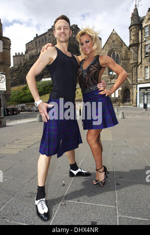 Craig Revel Horwood est strictement confidentielle vient à Édimbourg pour spectacles au théâtre Festival du 16 au 18 juillet, avant de déménager à Aberdeen et Glasgow. Stars de la série étaient à la Grassmarket Édimbourg en portant le kilt pour promouvoir le spectacle mettant en vedette : Natalie Lowe,Ian Waite Où : Édimbourg, Écosse, Royaume-Uni Quand : 16 Juil 2012 Credit : Mark Davison/WENN.com Banque D'Images