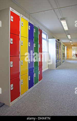 Casiers de rangement multicolore dans un nouveau couloir d'école Banque D'Images