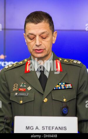 Bruxelles, Belgique. 15 nov., 2013. Le Major Général Stefanis Alkiviadis de Grèce, commandant opérationnel pour le Centre d'opérations de l'UE à Bruxelles sur l'Emo et le Lieutenant Général Wolfgang Wosolsobe, directeur général de l'EMUE lors de la conférence de presse sur l'MILEX 13. Les tests de l'UE ses structures de gestion militaire des crises par l'UE comportant des éléments de réponse de gestion de crise à l'échelle opérationnelle.Photo : Aurore Belot/NurPhoto Crédit : Aurore Belot/NurPhoto ZUMAPRESS.com/Alamy/Live News Banque D'Images