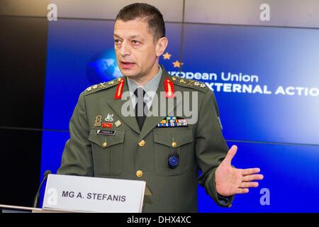 Bruxelles, Belgique. 15 nov., 2013. Le Major Général Stefanis Alkiviadis de Grèce, commandant opérationnel pour le Centre d'opérations de l'UE à Bruxelles sur l'Emo et le Lieutenant Général Wolfgang Wosolsobe, directeur général de l'EMUE lors de la conférence de presse sur l'MILEX 13. Les tests de l'UE ses structures de gestion militaire des crises par l'UE comportant des éléments de réponse de gestion de crise à l'échelle opérationnelle.Photo : Aurore Belot/NurPhoto Crédit : Aurore Belot/NurPhoto ZUMAPRESS.com/Alamy/Live News Banque D'Images