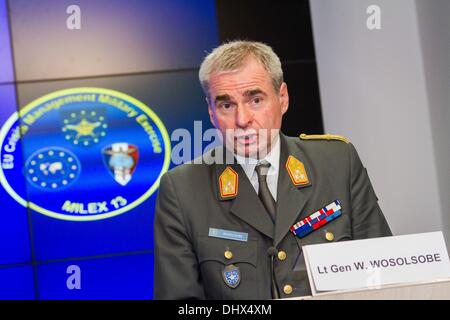 Bruxelles, Belgique. 15 nov., 2013. Le Major Général Stefanis Alkiviadis de Grèce, commandant opérationnel pour le Centre d'opérations de l'UE à Bruxelles sur l'Emo et le Lieutenant Général Wolfgang Wosolsobe, directeur général de l'EMUE lors de la conférence de presse sur l'MILEX 13. Les tests de l'UE ses structures de gestion militaire des crises par l'UE comportant des éléments de réponse de gestion de crise à l'échelle opérationnelle.Photo : Aurore Belot/NurPhoto Crédit : Aurore Belot/NurPhoto ZUMAPRESS.com/Alamy/Live News Banque D'Images