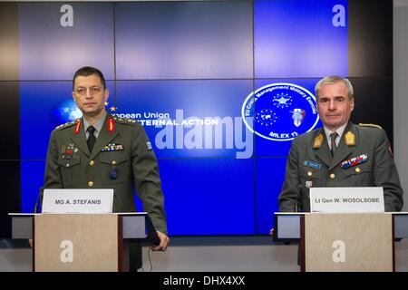 Bruxelles, Belgique. 15 nov., 2013. Le Major Général Stefanis Alkiviadis de Grèce, commandant opérationnel pour le Centre d'opérations de l'UE à Bruxelles sur l'Emo et le Lieutenant Général Wolfgang Wosolsobe, directeur général de l'EMUE lors de la conférence de presse sur l'MILEX 13. Les tests de l'UE ses structures de gestion militaire des crises par l'UE comportant des éléments de réponse de gestion de crise à l'échelle opérationnelle.Photo : Aurore Belot/NurPhoto Crédit : Aurore Belot/NurPhoto ZUMAPRESS.com/Alamy/Live News Banque D'Images