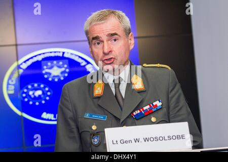 Bruxelles, Belgique. 15 nov., 2013. Le Major Général Stefanis Alkiviadis de Grèce, commandant opérationnel pour le Centre d'opérations de l'UE à Bruxelles sur l'Emo et le Lieutenant Général Wolfgang Wosolsobe, directeur général de l'EMUE lors de la conférence de presse sur l'MILEX 13. Les tests de l'UE ses structures de gestion militaire des crises par l'UE comportant des éléments de réponse de gestion de crise à l'échelle opérationnelle.Photo : Aurore Belot/NurPhoto Crédit : Aurore Belot/NurPhoto ZUMAPRESS.com/Alamy/Live News Banque D'Images