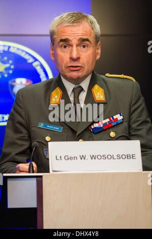 Bruxelles, Belgique. 15 nov., 2013. Le Major Général Stefanis Alkiviadis de Grèce, commandant opérationnel pour le Centre d'opérations de l'UE à Bruxelles sur l'Emo et le Lieutenant Général Wolfgang Wosolsobe, directeur général de l'EMUE lors de la conférence de presse sur l'MILEX 13. Les tests de l'UE ses structures de gestion militaire des crises par l'UE comportant des éléments de réponse de gestion de crise à l'échelle opérationnelle.Photo : Aurore Belot/NurPhoto Crédit : Aurore Belot/NurPhoto ZUMAPRESS.com/Alamy/Live News Banque D'Images