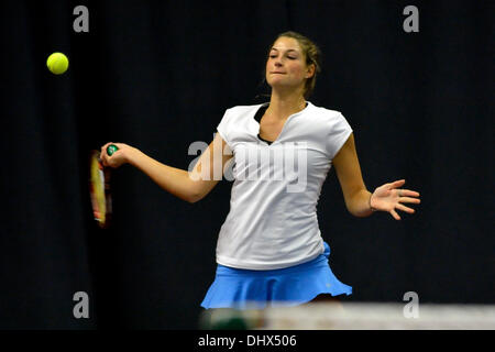 Manchester, UK. 15 novembre 2013. Nora Niedmers (Allemagne) est en action au cours de son quart de finale défaite par 1-6, 5-7 par Julia Wachaczyk (Allemagne) dans l'Aegon-GO tournoi Pro-Series à Manchester Centre de tennis. Aegon GO Tennis Pro-Series Manchester, UK 15 novembre 2013 Crédit : John Fryer/Alamy Live News Banque D'Images