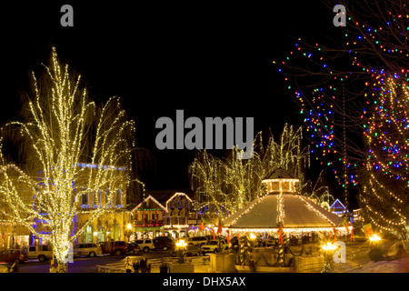 La ville de Leavenworth décoré de lumières de Noël pour les fêtes, Washington. Banque D'Images