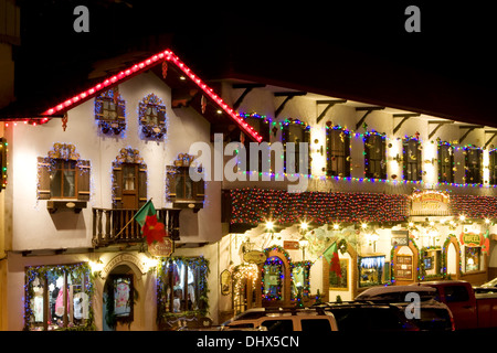 La ville de Leavenworth décoré de lumières de Noël pour les fêtes, Washington. Banque D'Images