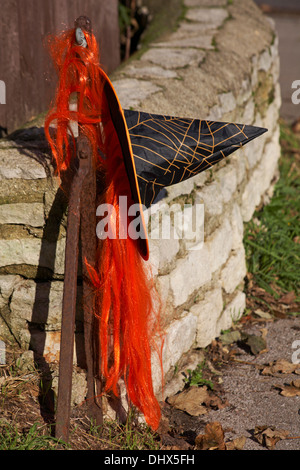 Chapeau de sorcière avec cheveux orange sur perche à Bournemouth - vestige de l'Halloween Banque D'Images