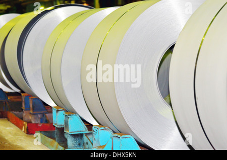 Rouleaux de feuilles d'acier à l'intérieur de l'usine Banque D'Images