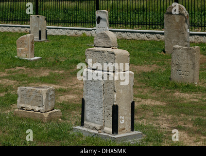 Pierres tombales juives dans nouvelle consécration Brzostek cimetière juif de Pologne Banque D'Images