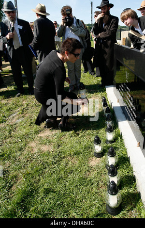 Mis à lampes à memorial stone dans le nouveau cimetière juif construit et reconsecrated Brzostek dans le sud-est de la Pologne Banque D'Images