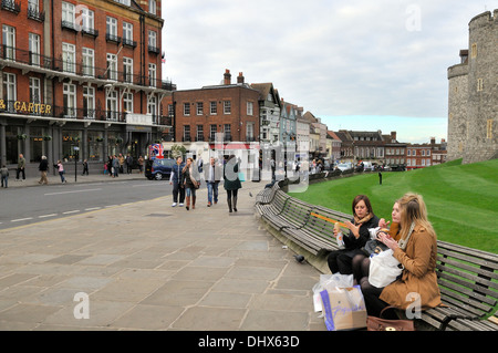 Les femmes de manger le déjeuner sur l'établi par Thames Street à l'extérieur du château de Windsor, Royaume-Uni Banque D'Images