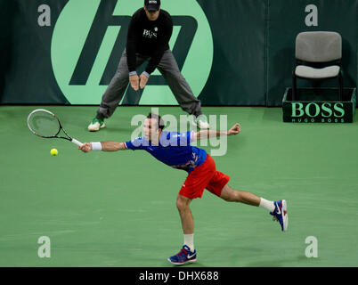 Belgrade, Serbie. 15 nov., 2013. La République tchèque Radek Stepanek renvoie une boule pour la Serbie de Novak Djokovic lors de leur finale de la Coupe Davis match de tennis à Belgrade, Serbie, le vendredi 15 novembre, 2013. (Photo : CTK/Michal Kamaryt) Banque D'Images