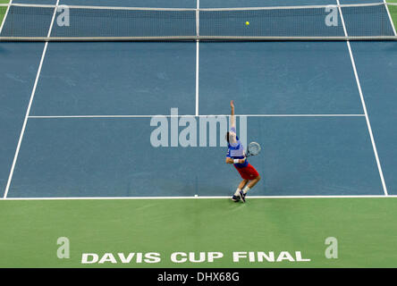 Belgrade, Serbie. 15 nov., 2013. La République tchèque Radek Stepanek sert la balle vers le Paris de la Serbie lors de leur finale de la Coupe Davis match de tennis à Belgrade, Serbie, le vendredi 15 novembre, 2013. (Photo : CTK/Michal Kamaryt) Banque D'Images