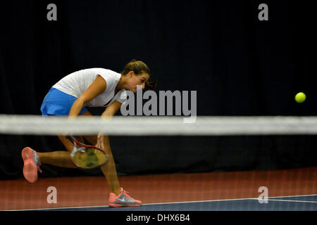 Manchester, UK. 15 novembre 2013. Nora Niedmers (Allemagne) est en action au cours de son quart de finale défaite par 1-6, 5-7 par Julia Wachaczyk (Allemagne) dans l'Aegon-GO tournoi Pro-Series à Manchester Centre de tennis. Aegon GO Tennis Pro-Series Manchester, UK 15 novembre 2013 Crédit : John Fryer/Alamy Live News Banque D'Images