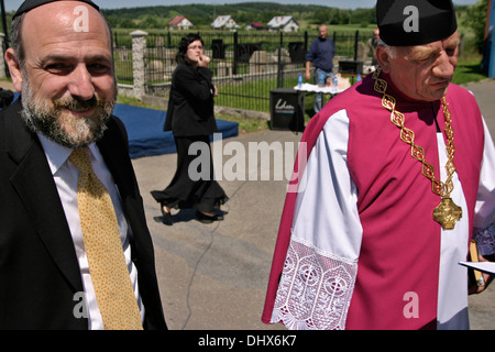 Grand Rabbin Michael Schudrich et le diacre de la paroisse Brzostek, Fr. Dr Jan Cebulak reconsecrated dans le cimetière juif Banque D'Images