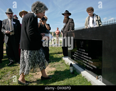 Mis à lampes à memorial stone dans le nouveau cimetière juif construit et reconsecrated Brzostek dans le sud-est de la Pologne Banque D'Images