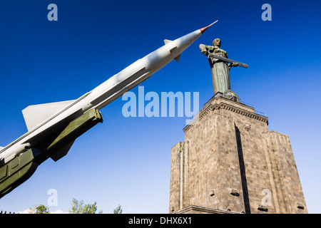 Missile fusée, Mère Arménie statue et musée militaire à Victory Park, Yerevan, Arménie Banque D'Images