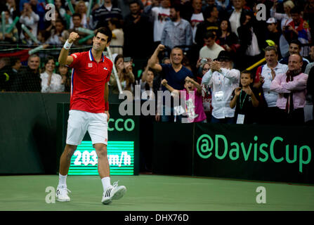 Belgrade, Serbie. 15 nov., 2013. Novak Djokovic la Serbie de réagit après avoir gagné un point contre la République tchèque Radek Stepanek lors de leur finale de la Coupe Davis match de tennis à Belgrade, Serbie, le vendredi 15 novembre, 2013. Credit : Michal Kamaryt/CTK Photo/Alamy Live News Banque D'Images