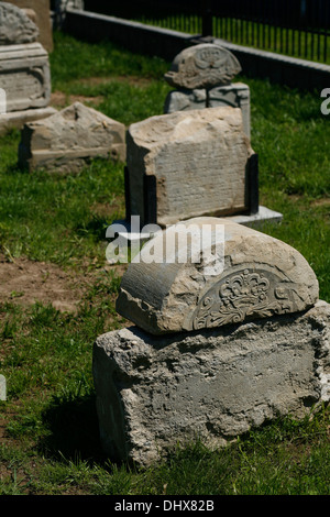 Pierres tombales juives volés retournés par les sections locales aux le nouveau cimetière consacrée de Brzostek, Pologne Banque D'Images