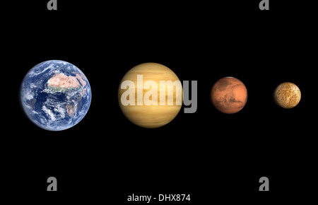 Une comparaison entre les planètes Terre, Vénus, Mars et la lune sur un fond noir. Banque D'Images