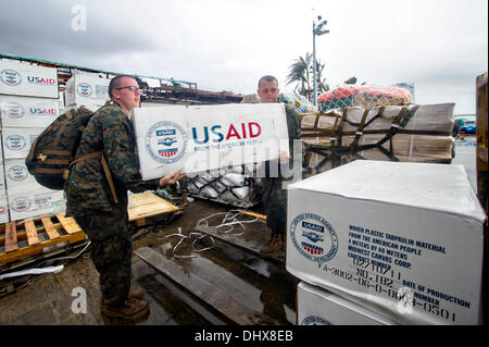 Les Marines américains charger des fournitures d'urgence sur une MV-22 Osprey aircraft pour appuyer les efforts de secours du typhon Haiyan, 14 novembre 2013 à Tacloban, Philippines. Banque D'Images