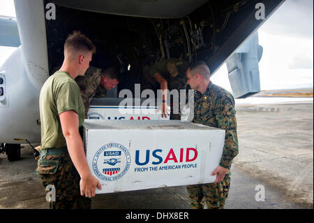 Les Marines américains charger des fournitures d'urgence sur une MV-22 Osprey aircraft pour appuyer les efforts de secours du typhon Haiyan, 14 novembre 2013 à Tacloban, Philippines. Banque D'Images