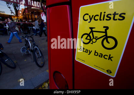 London UK. Le 15 novembre 2013. Un signe sur l'arrière d'un autobus cyclistes d'avertissement de rester en arrière. La sécurité à vélo Londres vient sous surveillance après la mort de 5 cyclistes de collisions avec des poids lourds et des transports en bus sur les routes de Londres au cours des 10 jours. Maire Boris Johnson a dû faire face à la demande de crédit plus randonnées à vélo distincts : amer ghazzal/Alamy Live News Banque D'Images