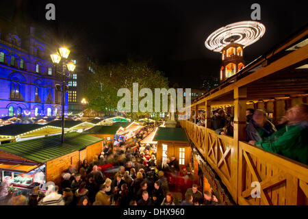 Manchester, UK. 15 novembre, 2013. Des milliers de visiteurs affluent à la Noël 300 étals de marché réparties dans différents endroits dans le centre-ville de Manchester. C'est la 15e année que le marché de Noël est venu de la ville, et est le plus grand en Grande-Bretagne. Les marchés sont situés dans Corporation Street, King Street et Exchange Square, bien que la plus grande est dans Albert Square, en face de l'hôtel de ville. Credit : Russell Hart/Alamy Live News (usage éditorial uniquement). Banque D'Images