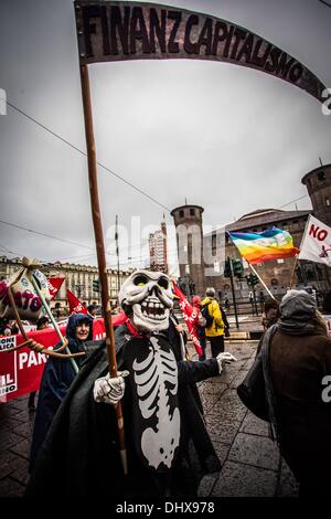 Turin, Italie. 15 nov., 2013. Les travailleurs masqués protester contre le gouvernement couper pour lutter contre la crise.Ils ont l'habitude de lutter contre l'augmentation des impôts, la pauvreté et la réduction des soins de santé, à Turin, le 15 novembre 2013.Photo : Mauro Ujetto/NurPhoto Crédit : Mauro Ujetto/NurPhoto ZUMAPRESS.com/Alamy/Live News Banque D'Images