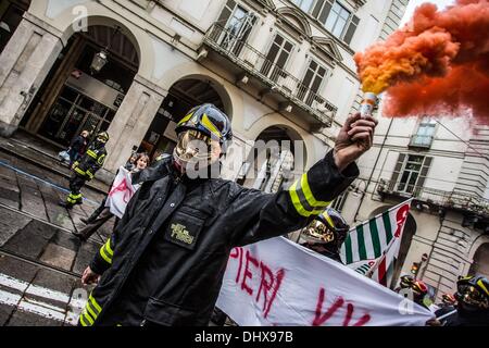 Turin, Italie. 15 nov., 2013. Les pompiers de protestation contre le gouvernement a coupé pour lutter contre la crise, à Turin, le 15 novembre 2013.Photo : Mauro Ujetto/NurPhoto Crédit : Mauro Ujetto/NurPhoto ZUMAPRESS.com/Alamy/Live News Banque D'Images