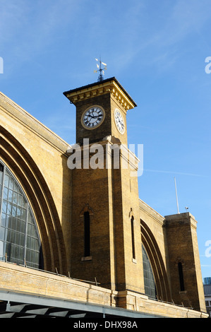La gare de King's Cross, tour de l'horloge et girouette, London, England, UK Banque D'Images