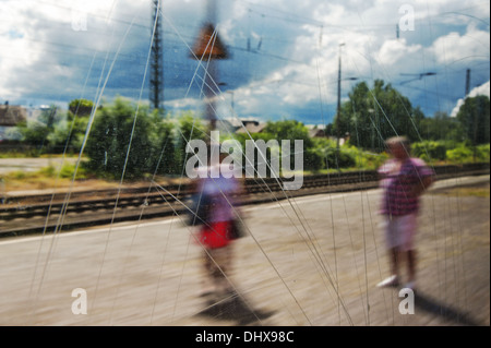 2 personnes sont debout sur une plate-forme Banque D'Images