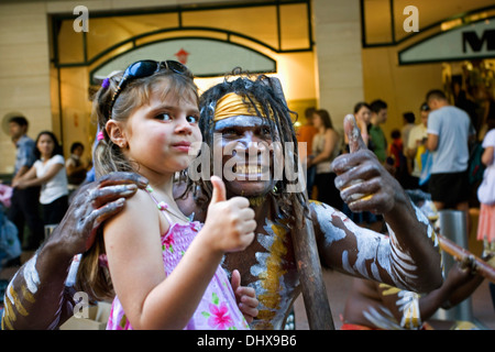 L'Australie, Sydney, les musiciens de rue et des "fans" dans la rue Pritt Banque D'Images