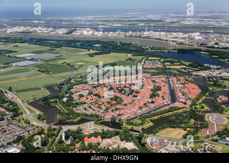 Pays-bas, Brielle, la cité fortifiée, le centre-ville en forme d'étoile. Contexte Port de Rotterdam. Port de stockage d'huile. Aerial Banque D'Images