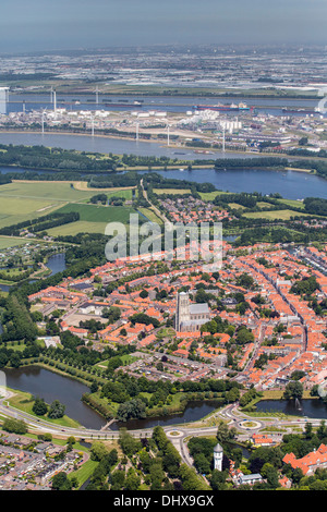 Pays-bas, Brielle, la cité fortifiée, le centre-ville en forme d'étoile. Contexte Port de Rotterdam. Port de stockage d'huile. Aerial Banque D'Images