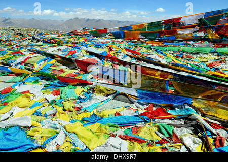 La pass de Kampa au Tibet, les drapeaux de prières, Chine Banque D'Images