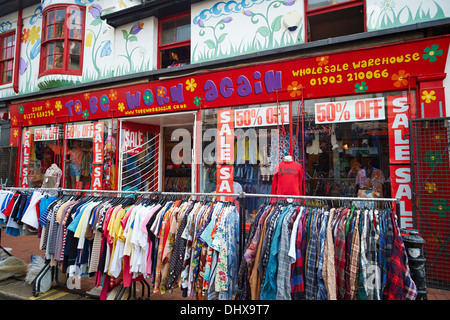 Pour être portées de nouveau, une boutique qui vend des vêtements vintage de seconde main, rue Sydney Brighton UK Banque D'Images