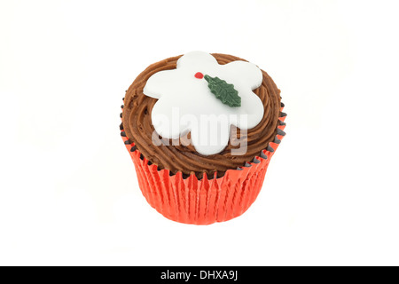 Un petit gâteau de Noël décorées avec un design d'un pudding de Noël - studio photo avec un fond blanc Banque D'Images