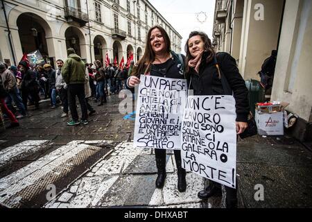 Turin, Italie. 15 nov., 2013. Les travailleurs, travailleurs retraités protester contre le gouvernement couper pour lutter contre la crise, à Turin, le 15 novembre 2013.Photo : Mauro Ujetto/NurPhoto Crédit : Mauro Ujetto/NurPhoto ZUMAPRESS.com/Alamy/Live News Banque D'Images